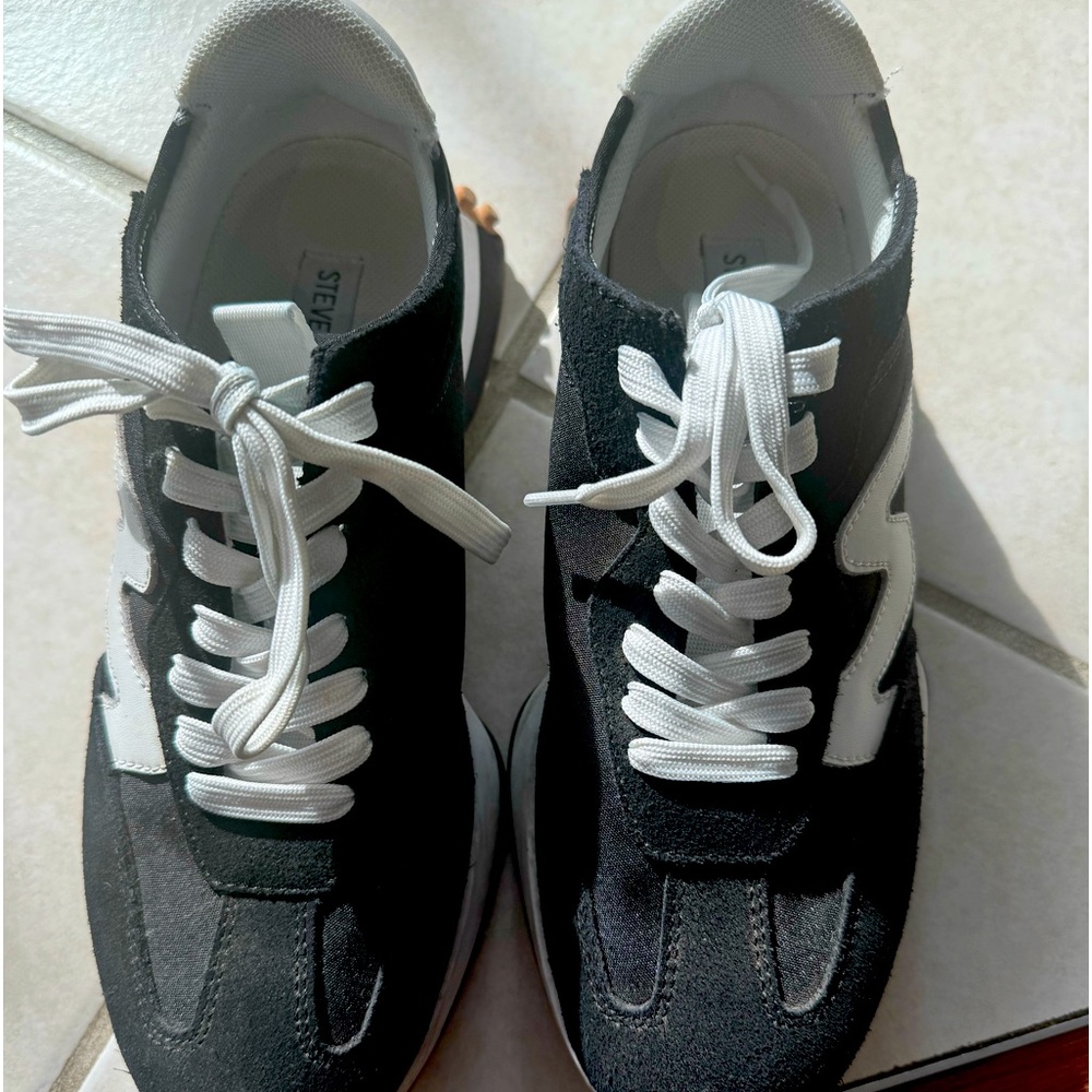 Steve Madden Campo Retro Lace-up Sneaker.